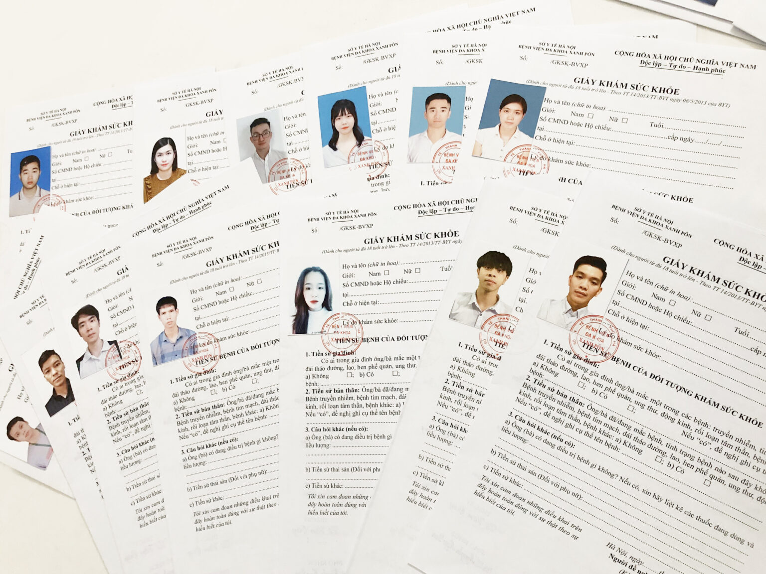 Cần dán ảnh vào giấy khám sức khỏe